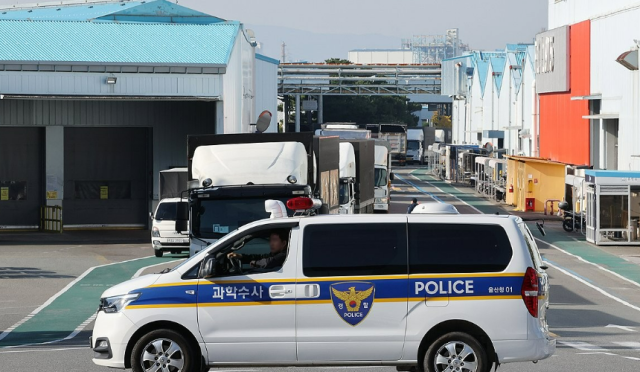 지난 19일 울산시 북구 현대자동차 울산공장에서 차량 성능 테스트 중 연구원 3명이 숨진 가운데 20일 오전 경찰 차량이 합동감식을 위해 공장으로 들어가고 있다 사진연합뉴스 