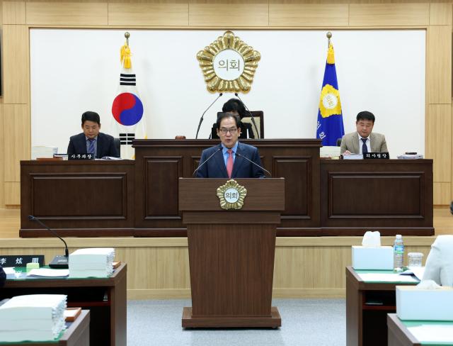 김희수 진도군수는 20일 진도군의회 본회의장에서 열린 제302회 진도군의회 1차 본회의 시정연설에서 2025년도 군정 운영 방향을 밝혔다사진진도군