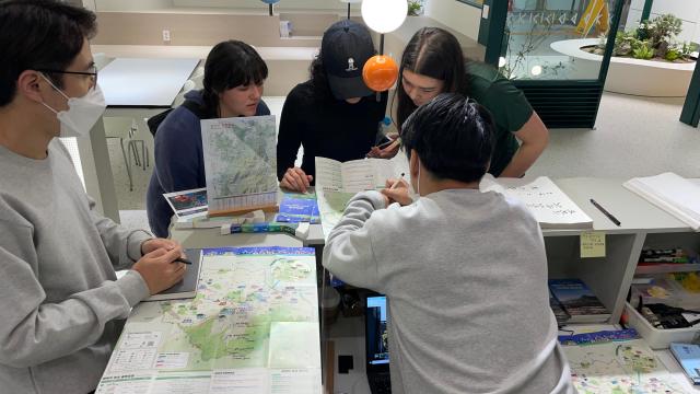 서울 도심등산관광센터관악산에서 코스 소개를 받고 있는 외국인 관광객들 사진서울관광재단