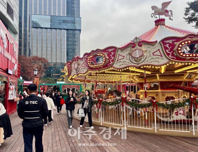 20일 오후 잠실 롯데월드몰 야외 잔디광장에 마련된 2024 크리스마스 마켓을 찾은 시민들이 이곳을 둘러보고 있다 사진원은미 기자