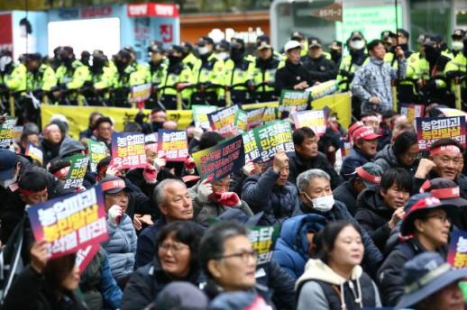 PHOTOS: Farmers rally in Seoul to demand rice price stabilization, President Yoons resignation