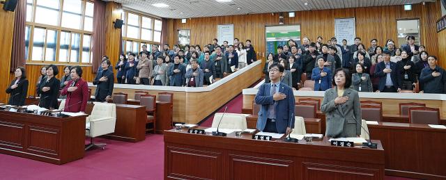 태백시의회 관계자들이 제280회 제2차 정례회를 개회하고 있다 사진태백시의회