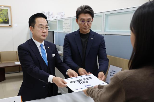 박성준·더불어민주당 원내수석부대표와 노종면 원내대변인이 명태균 씨 회유 의혹을 받는 국민의힘 윤한홍 의원에 대한 징계안을 20일 오후 서울 여의도 국회 의안과에 제출하고 있다 사지연합뉴스