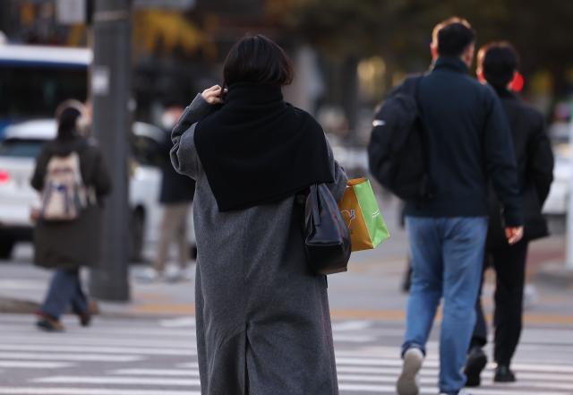 19일 오전 서울 광화문광장에서 시민들이 두꺼운 옷차림을 한 채 걸어가고 있다 사진연합뉴스