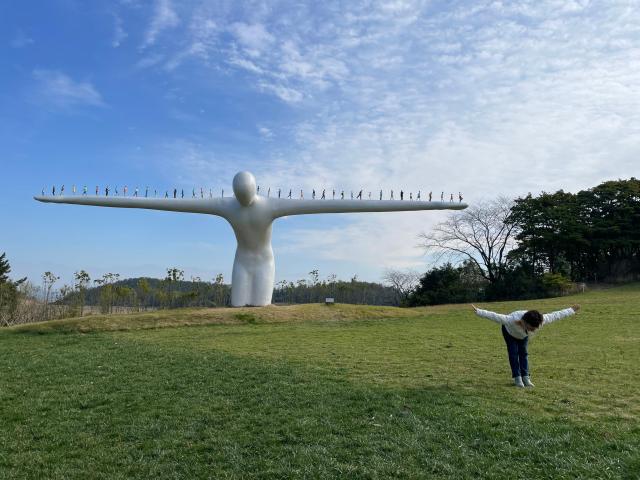 설치미술 인간의 다리Bridge of human 앞에서 기념 사진을 찍고 있는 관광객 사진김다이 기자