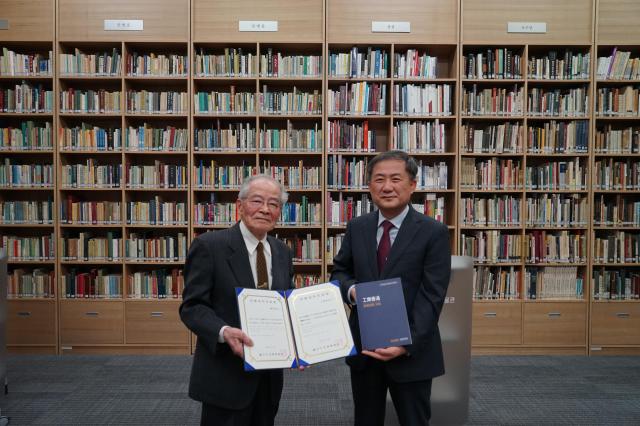 구라쿠 요시유키工樂善通 오사카 부립 사야마이케狹山池박물관 명예관장왼쪽과 김재홍 국립중앙박물관 관장의 기증식 모습 사진국립중앙박물관   
