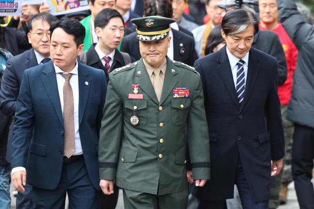 해병대 채모 상병 순직사건 수사 관련 항명 및 상관명예훼손 혐의로 기소된 박정훈 전 해병대 수사단장이 21일 오후 서울 용산구 중앙지역군사법원 앞에서 결심 공판에 출석하고 있다 완쪽은 임태훈 군인권센터 소장 오른쪽은 조국혁신당 조국 대표 사진연합뉴스