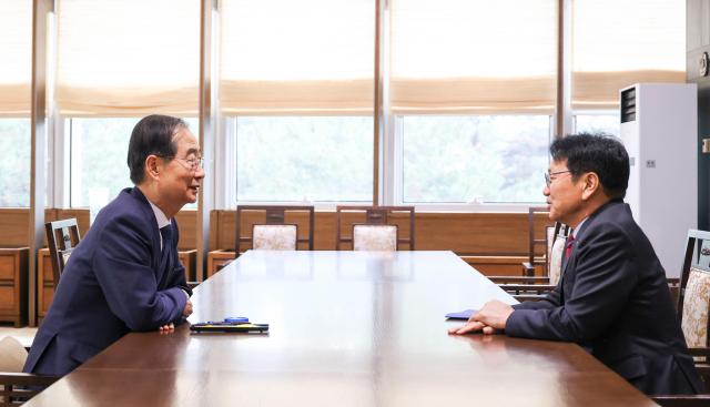 강기정 광주시장이 21일 세종청사에서 한덕수 국무총리를 만나 대화하고 있다 사진광주시