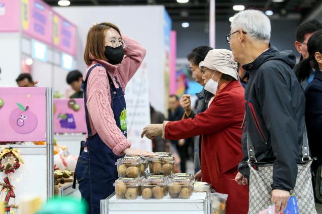 Visitors sample fruits at the Korea Fruit Industry Exhibition 2024 at aT Center in Seoul on Nov 21 2024 AJP Kim Dong-woo