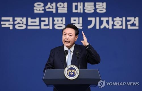 윤석열 대통령이 국정브리핑 및 기자회견에서 기자들 질문에 답변하고 있다 사진연합뉴스