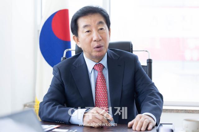 본지와 인터뷰 중인 김성태 전 의원사진유대길 기자 dbeorlf123ajunewscom