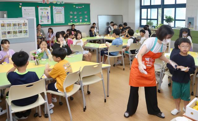 무안군 삼향읍 남악초 학생들이 아침 간편식을 먹고 있다사진전남교육청