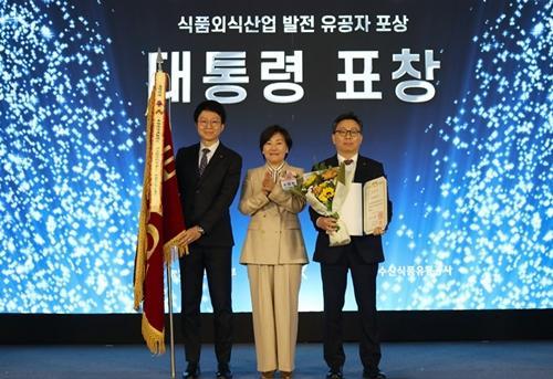 왼쪽부터 강영덕 롯데칠성음료 러시아유럽팀 팀장 송미령 농림축산식품부 장관 이양수 롯데칠성음료 글로벌사업본부장 사진하이트진로 