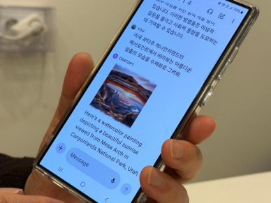 갤럭시에 챗GPT 탑재?…오픈 AI, 삼성전자와 논의