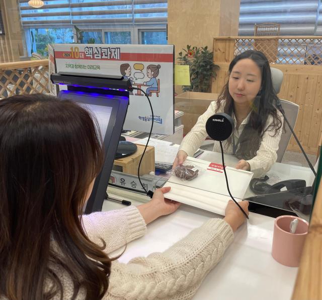 전북특별자치도교육청이 이달 22일 ‘민원의 날’을 맞아 고객지원실 방문객들에게 선물 나눔 행사를 가졌다사진전북특별자치도교육청