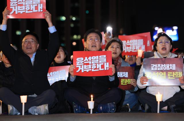 더불어민주당 이재명 대표가 23일 오후 서울 종로구 광화문 북측광장 인근에서 거부권을 거부하는 전국비상행동 주최로 열린 김건희-채상병 특검 추진 국정농단 규명 윤석열을 거부한다 2차 시민행진에 참석해 구호를 외치고 있다 사진연합뉴스