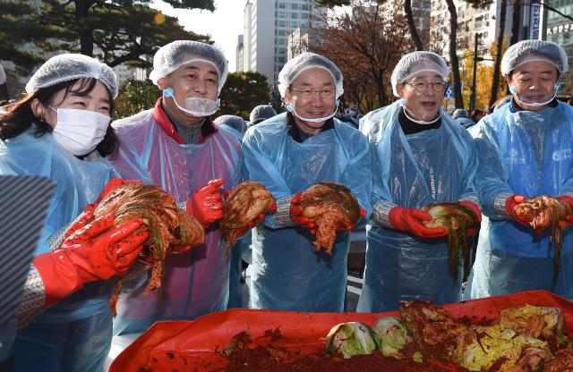 유정복 인천광역시장이 23일 인천애뜰에서 열린 2024 인천 김장나눔 대축제에서 취약계층에 전달할 김장을 하고 있다 사진인천시