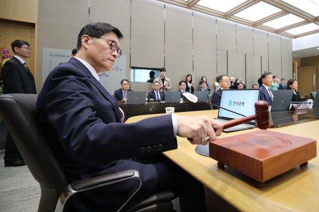 이창용 한국은행 총재가 지난달 11일 서울 중구 한국은행에서 열린 금융통화위원회에서 의사봉을 두드리고 있다 사진사진공동취재단