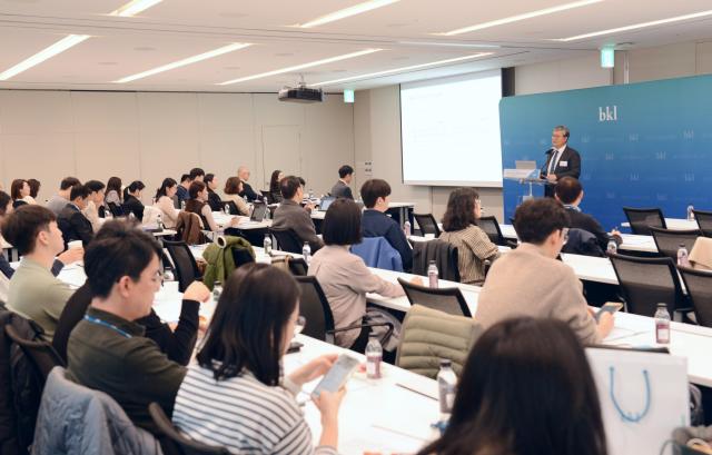 태평양 강기중 변호사가 21일 종로구 태평양 본사에서 열린 미국소송 세미나에서 주제 발표를 하고 있다 사진법무법인 태평양