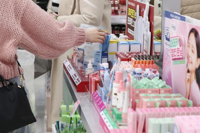 Góc bày bán sản phẩm mỹ phẩm làm đẹp tại cửa hàng Daiso chi nhánh Myeongdong Station ở Jung-gu Seoul vào ngày 18112024 ẢnhYonhap News