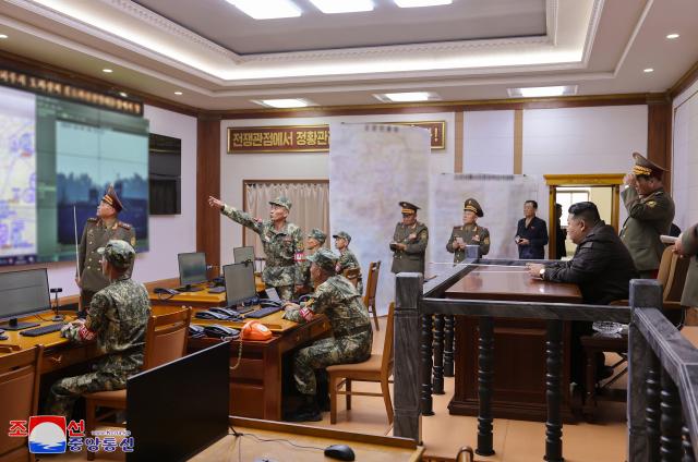 김정은 북한 국무위원장이 지난 17일 인민군 제2군단 지휘부를 방문했다고 조선중앙통신이 18일 보도했다 사진연합뉴스