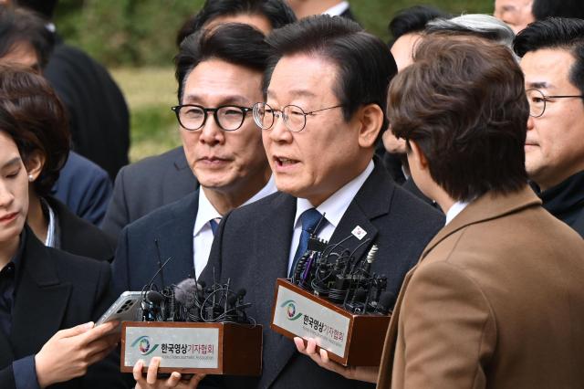 이재명 더불어민주당 대표가 25일 오후 서울 서초구 중앙지방법원에서 열린 위증교사 혐의 재판 1심 선고 무죄 판결을 받은 후 법원을 떠나고 있다 20241125사진사진공동취재단