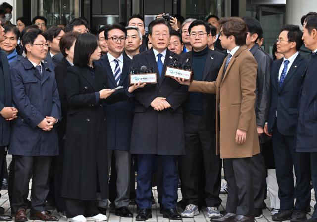 더불어민주당 이재명 대표가 25일 오후 서울 서초구 서울중앙지법에서 열린 위증교사 혐의 사건 1심 선고 공판에 출석한 뒤 취재진에게 입장을 밝히고 있다 사진연합뉴스