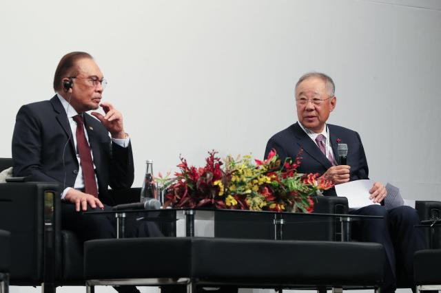 류진 한국경제인협회 회장오른쪽이 25일 신라호텔에서 열린 한-말레이시아 비즈니스 포럼에 참석해 인사말을 하고 있다 사진한경협