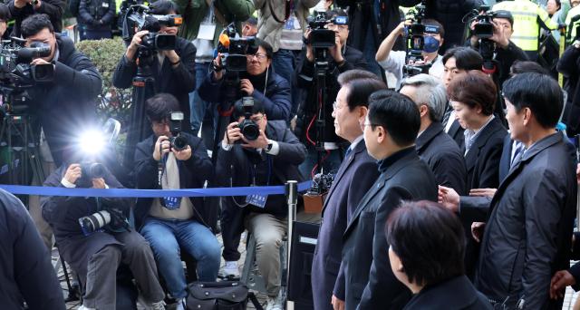 이재명 더불어민주당 대표가 25일 오후 서울 서초구 서울중앙지법에서 열린 위증교사 사건 1심 선고 공판을 마친 뒤 법원을 나서고 있다 20241125사진사진공동취재단