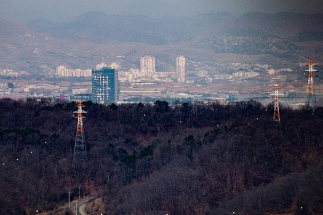 개성공단으로 이어지는 송전탑과 폭파로 훼손된 개성공단지원센터 사진연합뉴스
