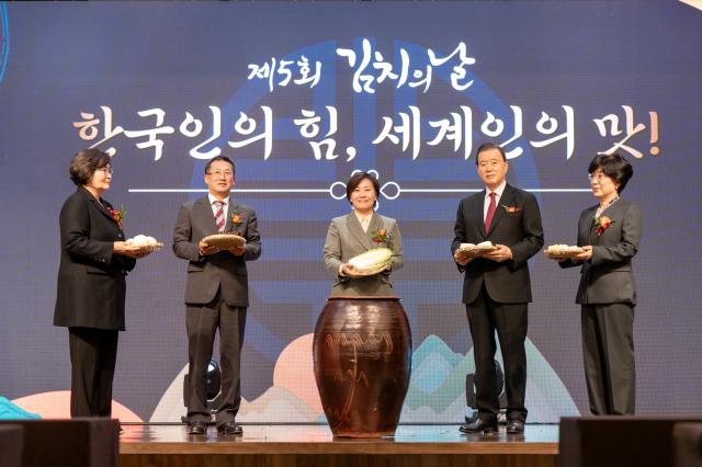 지난 22일 서울 삼청각 일화당에서 열린 김치의 날 기념식에 송미령 농림축산식품부 장관중앙 홍문표 한국농수산식품유통공사 사장우측 등이 참석했다사진한국농수산식품유통공사
