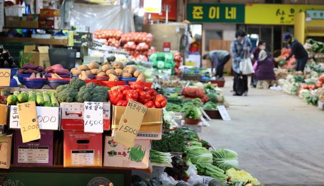 소상공인의 날인 5일 서울 한 전통시장 모습 한국신용데이터는 지난 4일 2024년 3분기 소상공인 동향 리포트 보고서에서 3분기 소상공인 사업장 당 이익매출-지출은 1천20만원으로 전 분기보다 137 감소했다고 밝혔다 사진연합뉴스