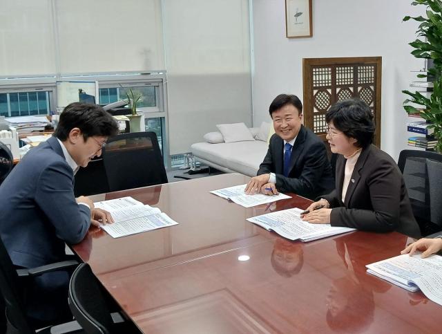 정기명 여수시장이 국회를 방문해 지역 주요 사업의 국비 예산 확보를 위해 총력을 다했다 사진여수시