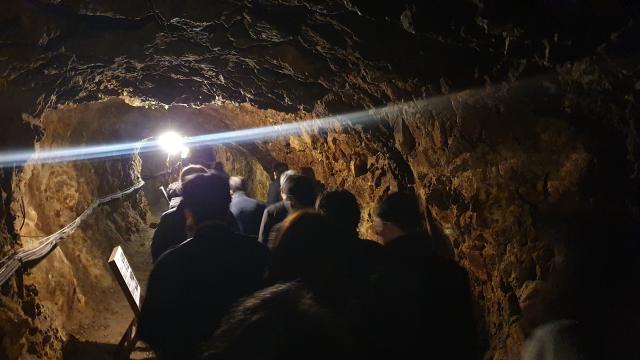 지난 25일 일본 니가타현 사도광산 조선인 기숙사 터에서 열린 한국인 희생자 추도식 참석자들이 추도식 후 갱도 내부를 둘러보고 있다 사진연합뉴스