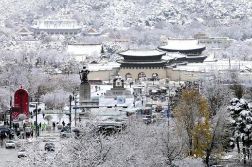 PHOTOS: First snow of season blankets Seoul, neighboring areas