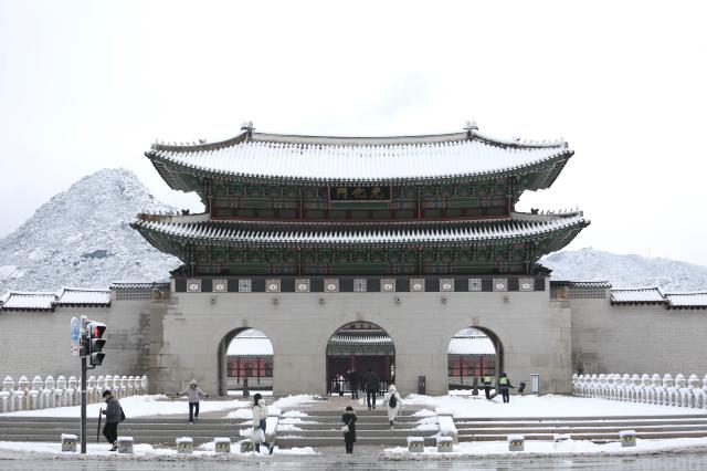 Snow blankets Gwanghwamun Square in Seoul on Nov 27 2024 AJP Han Jun-gu