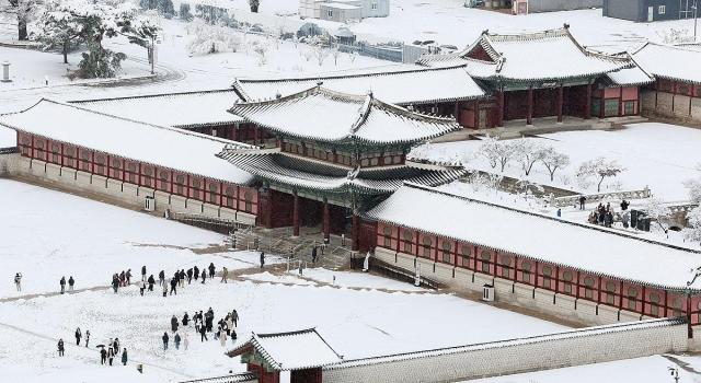 Seasons first snow in Seoul arrives with vengeance