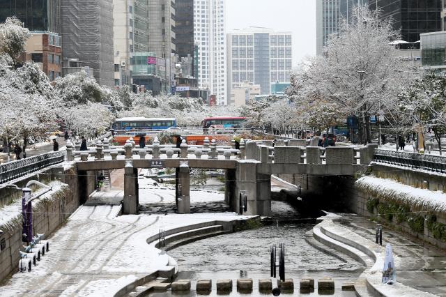 Snow blankets Cheonggyecheon Stream in central Seoul on Nov 27 2024 AJP Kim Dong-woo