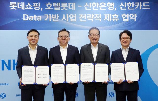 지난 26일 서울시 중구 소재 신한은행 본점에서 진행된 Data 기반 사업 전략적 업무협약식에서 정상혁 신한은행장왼쪽에서 두 번째과 문동권 신한카드 사장왼쪽에서 첫 번째 정준호 롯데쇼핑 백화점사업부 대표이사왼쪽에서 세 번째 김주남 호텔롯데 면세사업부 대표이사가 협약식 이후 기념촬영하는 모습 사진신한은행
