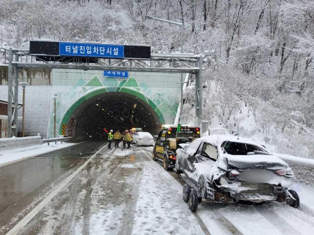 27일 오전 강원 홍천군 서석면 수하리 서울양양고속도로 서울 방향 서석터널 인근에서 차량 5대 간 추돌 사고가 났다 사진강원특별자치도소방본부