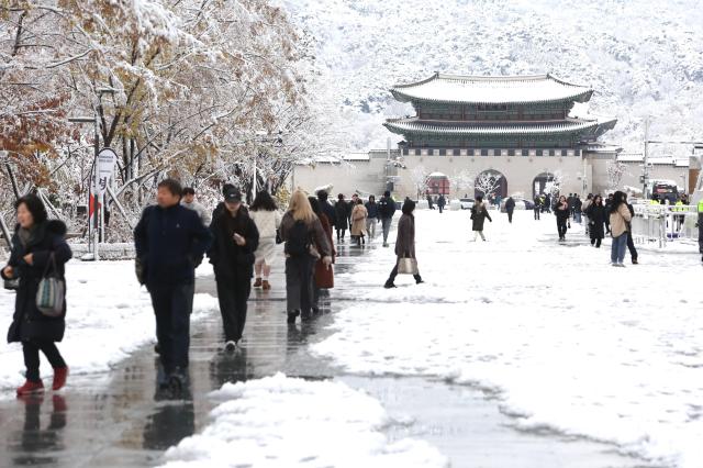 Seasons first snow in Seoul arrives with vengeance