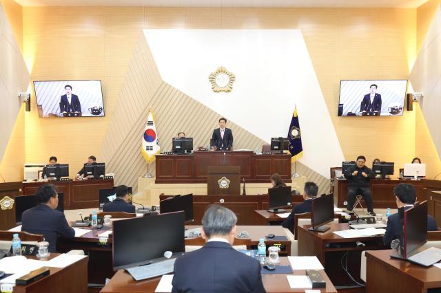 삼척시의회 관계자들이 제259회 제2차 정례회를 개회하고 있다 사진삼척시의회