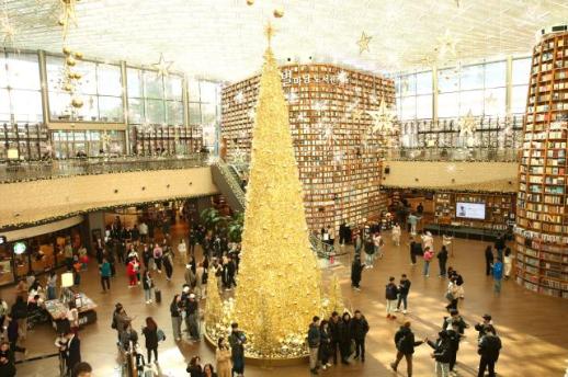 PHOTOS: Golden Christmas at COEX Starfield Library