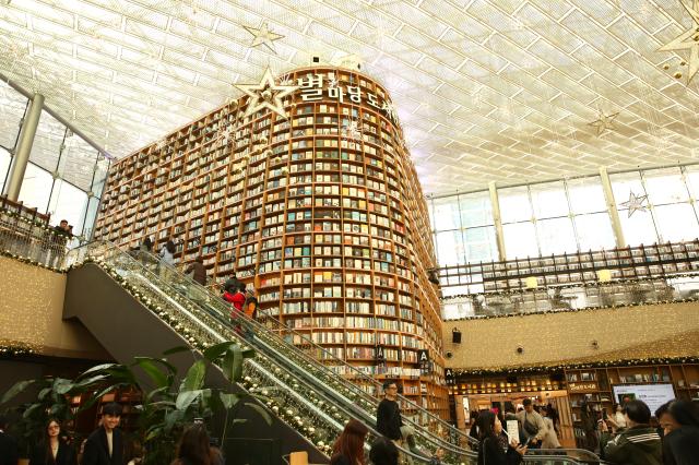 Visitors crowd the Starfield Library at COEX on Nov 27 2024 AJP Han Jun-gu