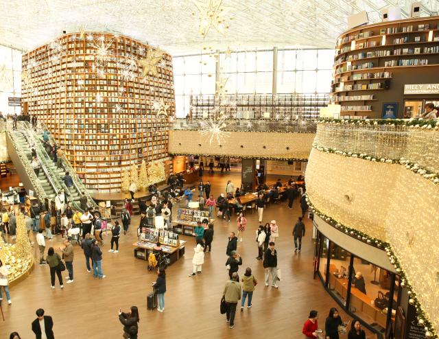 Visitors crowd the Starfield Library at COEX on Nov 27 2024 AJP Han Jun-gu