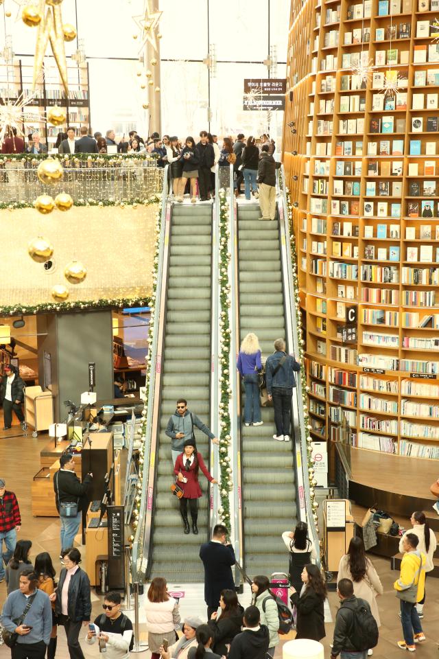 Visitors crowd the Starfield Library at COEX on Nov 27 2024 AJP Han Jun-gu