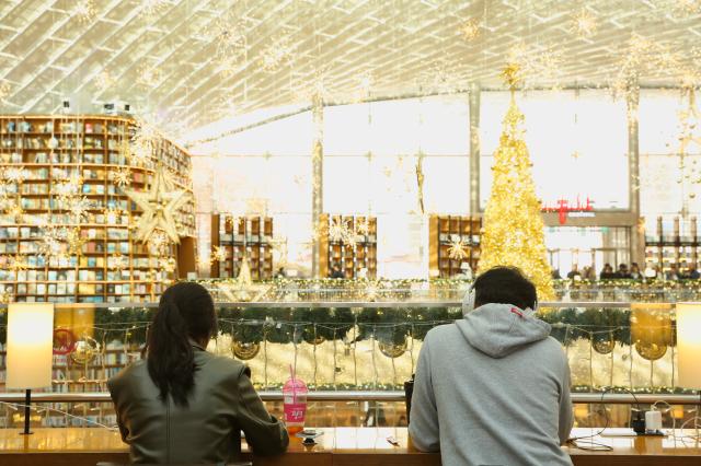 People sit reading books at the Starfield Library at COEX on Nov 27 2024 AJP Han Jun-gu