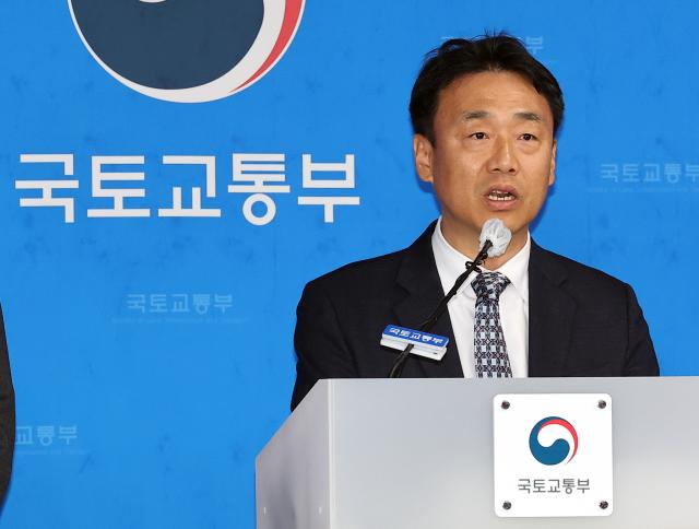 국토교통부 이상주 국토도시실장이 27일 정부세종청사 국토교통부 기자실에서 1기 신도시 선도지구 선정 결과를 발표하고 있다연합뉴스