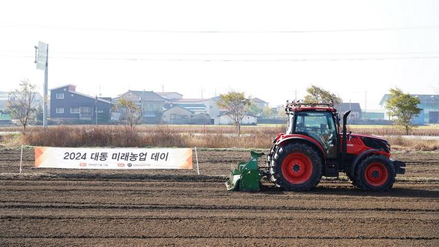 지난 13일 전북 김제시 일대에서 대동이 비전 센서와 AI기술 영상 기술을 적용한 온-디바이스 트랙터를 공개하고 농로‧농지 경계선 장애물 등 외부환경 인식 시연을 선보였다 사진대동