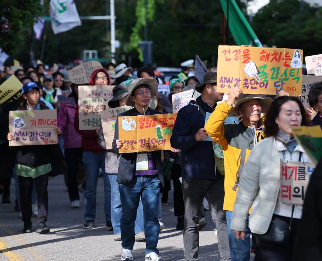 부산 벡스코에서 25일부터 시작하는 국제 플라스틱 협약 제5차 협상회의INC5를 앞두고 24일 오전 부산 해운대해수욕장에서 16개 환경단체로 구성된 플뿌리연대플라스틱 문제를 뿌리 뽑는 연대 회원들이 부산 해운대 해수욕장 일대를 행진하고 있다 20241124 사진연합뉴스
  